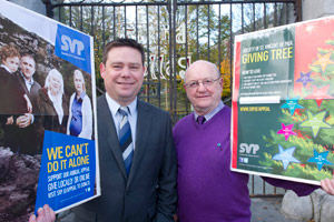Ian Barry of Flogas Ireland presenting a €500 cheque to David Holden, regional president for Cork, on Thurs 28 November at the charity’s offices in Cork.
