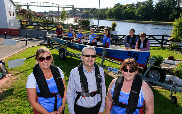 Eoin O’Flynn, marketing manager, Flogas Ireland with Olwyn Cudden, the Club’s Child Protection Officer and Glenda Murphy, Club Secretary. Behind is (l/r) Coxswain Caroline Meegan with Grace Campbell, Blaithin Ni Chiarain, Caoimhe Leech, Ava Scanlon, Hannah Woods and Megan Reid